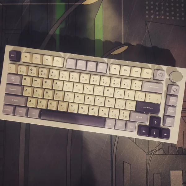 Cream mechanical keyboard with lavender keycaps, Japanese legends, and a rotary knob.